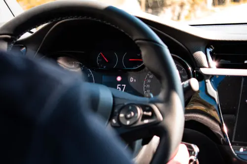 Precauzioni al volante: le abitudini che fanno davvero la differenza sulla strada