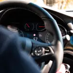 Precauzioni al volante: le abitudini che fanno davvero la differenza sulla strada